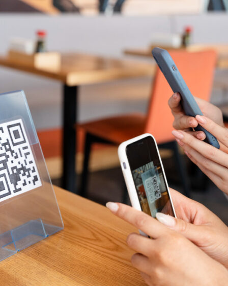 Distribuidor de etiquetas com QR Code: veja por que a NR2 é a escolha certa!